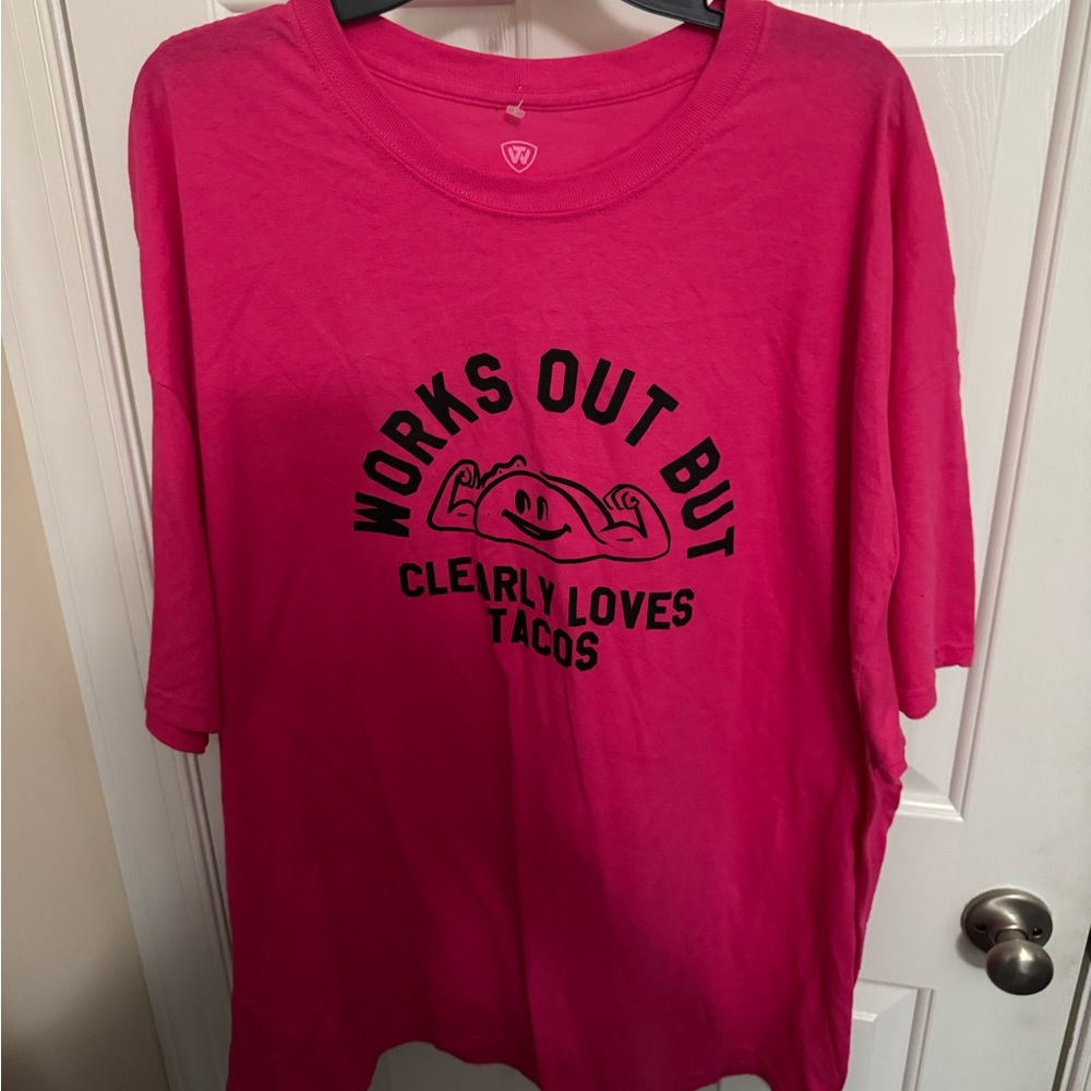 Works Out Clearly Likes Tacos Sarcastic Novelty Funny T-Shirt Hot Pink NWOT 3XL